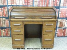 An oak twin pedestal roll top desk (H99 x W107 x D56cm)