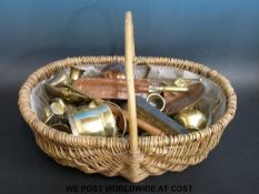 A collection of brass and copper ware including miniature / doll's items