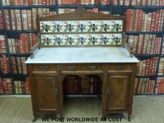 A marble topped twin pedestal washstand with tile back (H131 x W121 x D58cm)