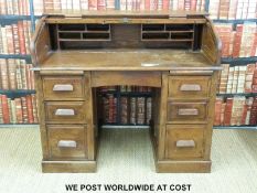 An oak twin pedestal roll top desk (H105 x W122 x D71cm)