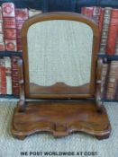 A 19thC mahogany dressing table mirror on serpentine fronted base (H63 x W55 x D25cm)
