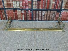 A brass extendable fireplace fender (H20 x W133 x D44cm)
