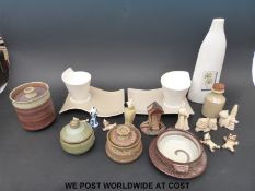 A quantity of ceramics to include decorative earthenware plate etc