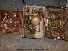 A quantity of mixed brassware to include candlesticks, bowls,