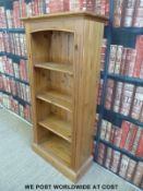A pine bookcase with adjustable drawers (W66 D31 H131cm)