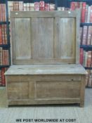A pine settle with panelled front and back (W96 D50 H116cm)