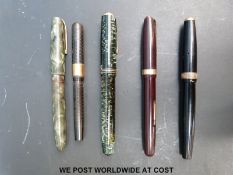 Five vintage fountain pens including Parker Vacumatic in emerald pearl; Parker Vacumatic;