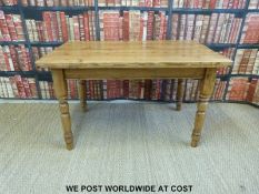 A pine kitchen table with single drawer (H71 W120.5 D73.