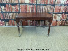 A 19th century mahogany table raised on turned legs (L106 D69 H69cm)