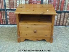 A pine bedside cabinet (W57 D44 H50cm)