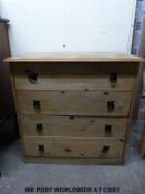 A small pine chest of four drawers (W70 D35 H71cm)