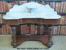 A Victorian mahogany breakfront marble topped washstand (W122 D50 H71cm)