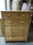 A pine chest of five drawers (W72 D40 H94cm)