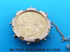 A 9ct gold brooch set with a 1914 gold half sovereign (6.