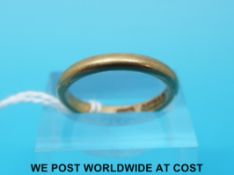 A 9ct gold wedding band (3g - size M)