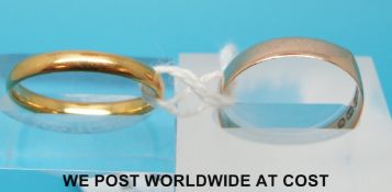A 9ct gold wedding band (1.