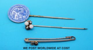 A 9ct gold brooch set with a garnet to depict a spider,