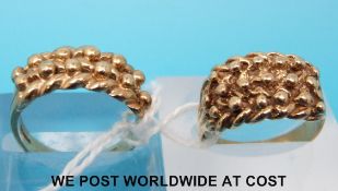 Two 9ct gold keeper rings (10g)