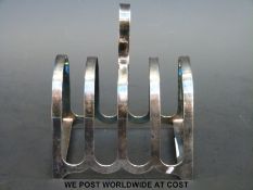 A feature hallmarked silver toast rack (75g)
