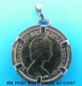 A 1982 gold half sovereign in mount (4.