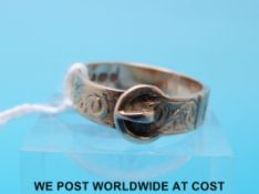 A 9ct gold buckle ring with chased decoration (2.