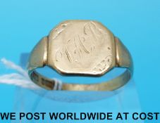 A 9ct gold signet ring (3g - size S)