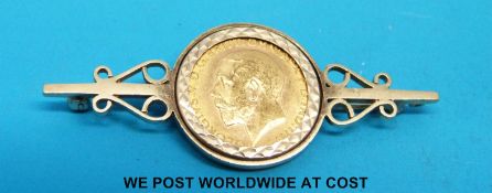 A 9ct gold brooch set with an 1913 gold half sovereign (8.