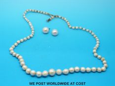 A single strand pearl necklace and a pair of earrings (10g)