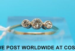 An 18ct ring set with three diamonds (size L)