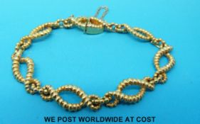 A 9ct gold bracelet with textured detail (25g)
