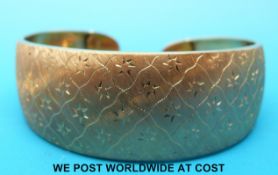 A yellow metal cuff bracelet marked 750 (21g)