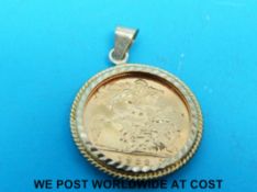 A 9ct gold pendant set with a 1982 gold half sovereign (5.