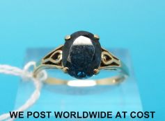 A 9ct gold ring set with a topaz (size N)