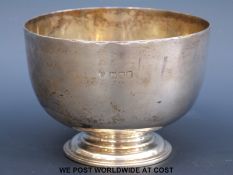 An Edward VII hallmarked silver bowl with gilt wash interior, London 1902 maker Hollands,
