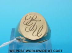 A 9ct gold signet ring (13.