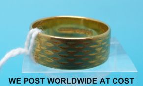 A 22ct gold wedding band (7.