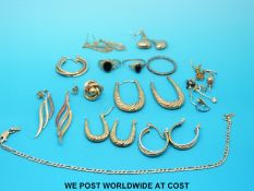 A collection of 9ct gold jewellery including earrings etc (11.