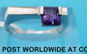 A white metal ring marked 14k set with an amethyst (size M)