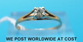 A 9ct gold ring set with a round cut diamond (size M)