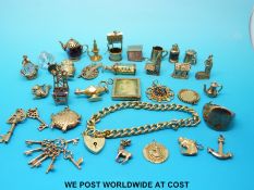 An 18ct gold charm bracelet with heart padlock (21.