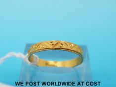 A 22ct gold wedding band (2.