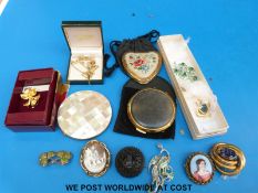 A collection of jewellery to include a carved jet brooch, cameo brooch,