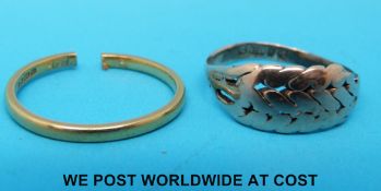 A 22ct gold ring (2.4g) and a 9ct gold ring in a plaited design (2.
