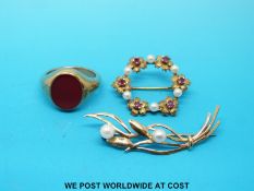 A 9ct gold signet ring set with agate and two 9ct gold brooches,