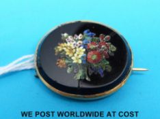 A yellow metal brooch set with a bouquet of flowers in micro mosaic