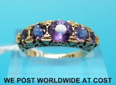 A 9ct gold ring set with five amethysts (size J)