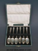 A cased set of six hallmarked silver tea spoons (88g)