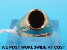 A 9ct gold signet ring set with oynx (3g - size L)