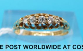 An 18ct gold ring set with five diamonds (size J)