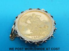 A yellow metal brooch set with a 1979 gold full sovereign (10.
